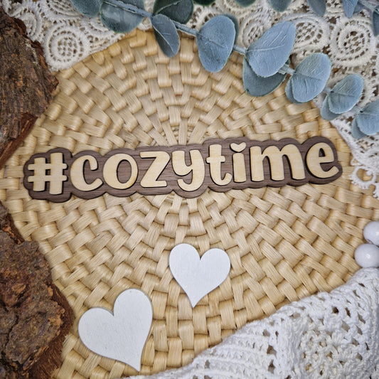 Hygge-Momente in Holz – #COZYTIME
☕ Entdecke den Holz-Hashtag #COZYTIME für deine Wohlfühlmomente. Perfekt für Fotos, Deko und DIY-Projekte rund ums Thema Gemütlichkeit.
Mit 16 x 3 cm ist er handlich und vielseitig einsetzbar – ob bei Kerzenschein, mit einem guten Buch oder einer warmen Decke.
📸 Ideal für Instagram & Co., um dein Hygge-Feeling festzuhalten.