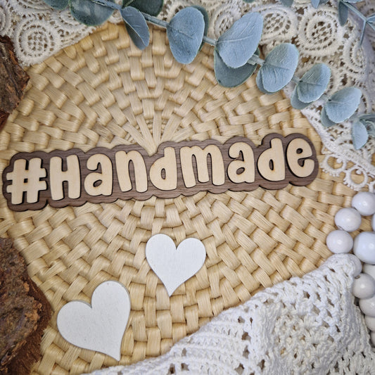 Handmade-Statement – #HANDMADE
Der Holz-Hashtag #HANDMADE macht sofort sichtbar, dass dein Werk mit Liebe gefertigt wurde.
Mit 16 x 3 cm die perfekte Größe für Flatlays, Social Media & Deko.