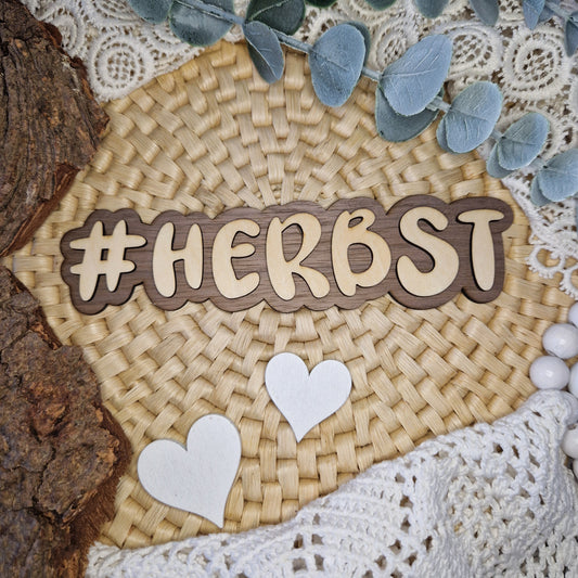 Liebe zum Herbst zeigen – mit #HERBST
✨ Ob als Fotorequisite, Tischdeko oder im Schaufenster – der Holz-Hashtag #HERBST bringt Wärme und Gemütlichkeit in jede Szene.
Seine Größe von 16 x 4 cm macht ihn ideal für Flatlays, Instagram-Posts oder kreative Herbstshootings.
Die natürliche Holzoptik harmoniert perfekt mit saisonalen Accessoires wie Eicheln, Blättern und Kerzen.
🍁 Für alle Herbstliebhaber: Setze dein Lieblings-Hashtag stilvoll in Szene!