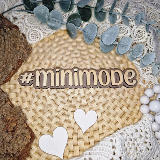 Süße Styles zeigen – #MINIMODE
🌟 Der Holz-Hashtag #MINIMODE bringt handgemachte Kinderlooks perfekt zur Geltung.
Mit 16 x 3 cm ideal für Flatlays, Social Media & Produktfotos.