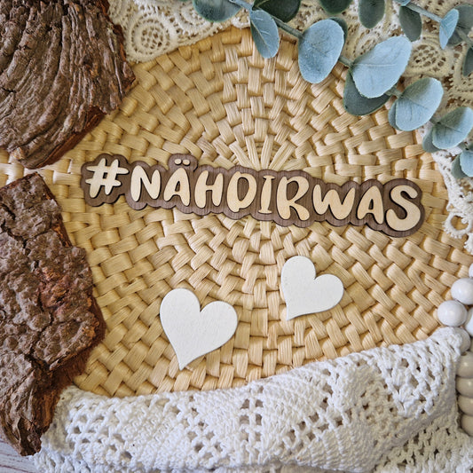 Dein DIY-Motto – #NÄHDIRWAS
Der Holz-Hashtag #NÄHDIRWAS bringt deine Freude am Selbernähen perfekt zum Ausdruck.
Mit 16 x 3 cm ideal für Flatlays, Social Media & Nähzimmer-Deko.