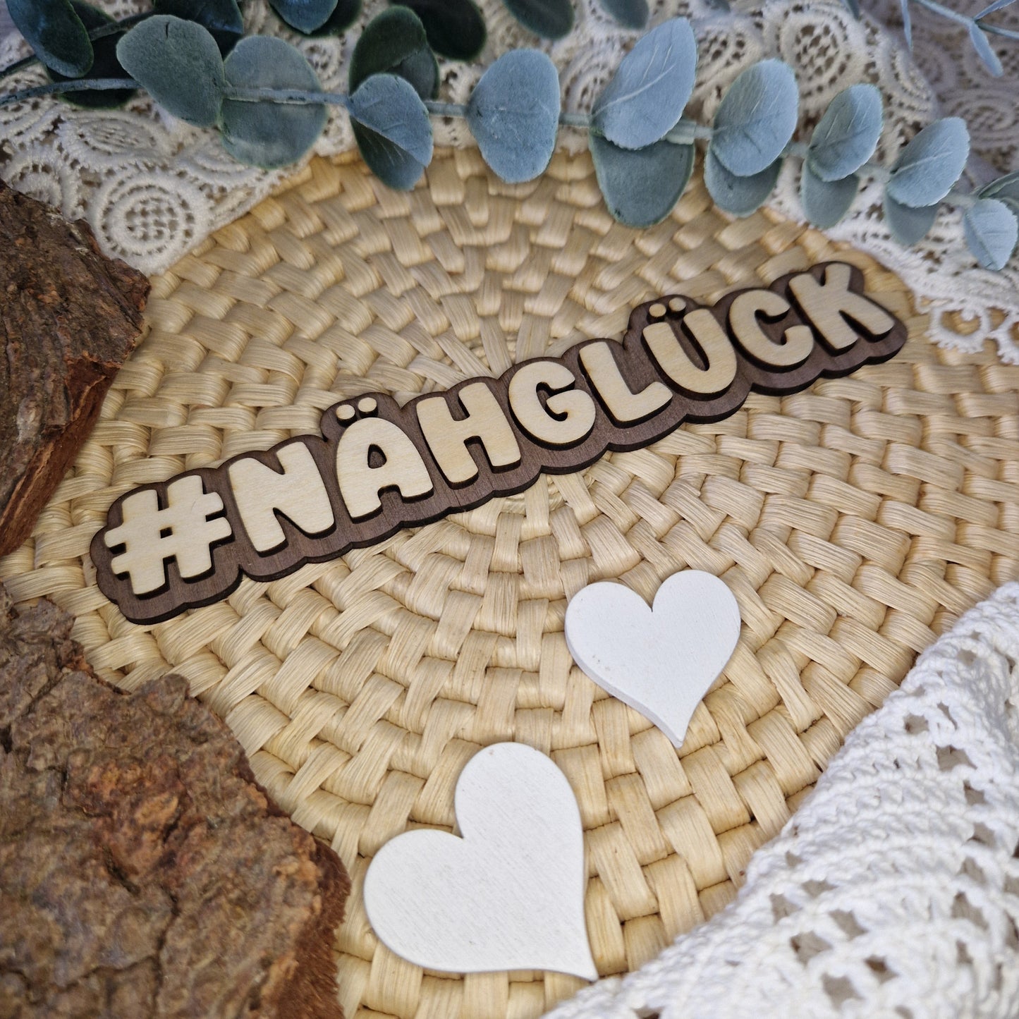 Liebe zum Nähen zeigen – #NÄHGLÜCK
🧵 Ob Kleidung, Taschen oder Deko – der Hashtag #NÄHGLÜCK macht sichtbar, was dich glücklich macht.
Mit 16 x 3 cm die ideale Größe für Fotos & kreative Präsentationen.