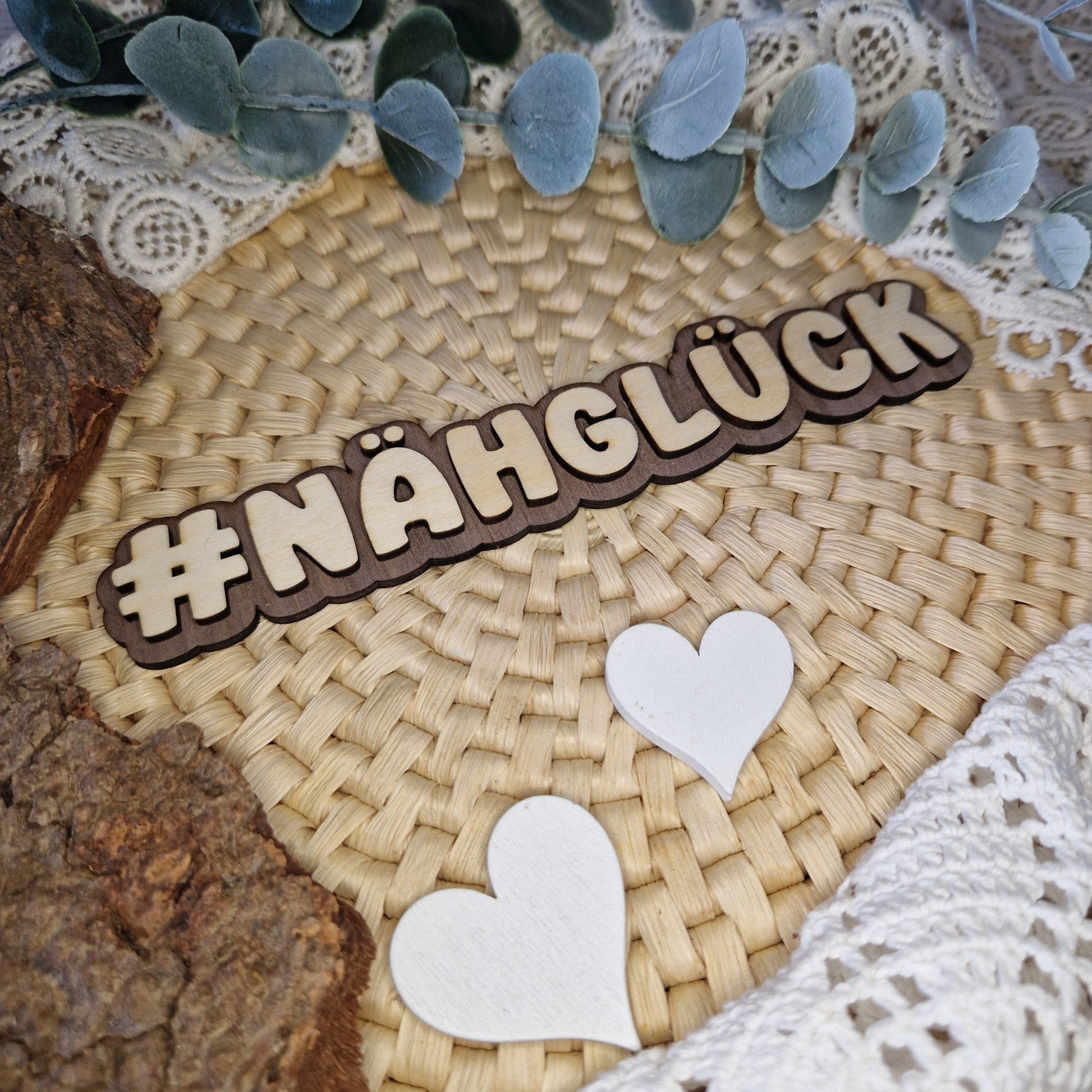 Liebe zum Nähen zeigen – #NÄHGLÜCK
🧵 Ob Kleidung, Taschen oder Deko – der Hashtag #NÄHGLÜCK macht sichtbar, was dich glücklich macht.
Mit 16 x 3 cm die ideale Größe für Fotos & kreative Präsentationen.