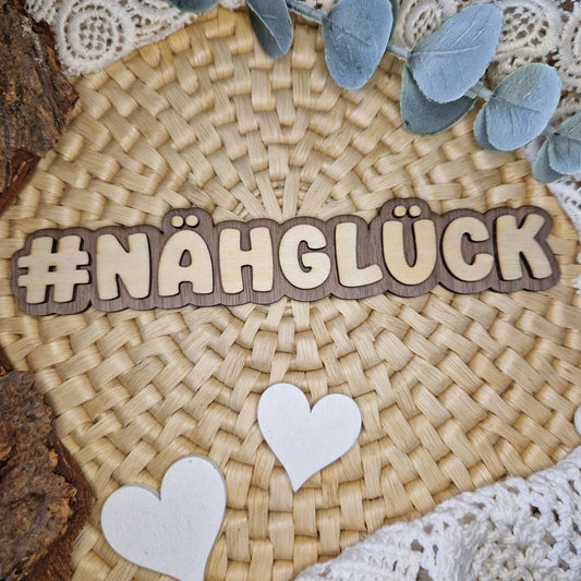 Pure Nähfreude – #NÄHGLÜCK
Der Holz-Hashtag #NÄHGLÜCK bringt deine Liebe zum Nähen perfekt zum Ausdruck.
Mit 16 x 3 cm ideal für Flatlays, Social Media und deine Nähzimmer-Deko.