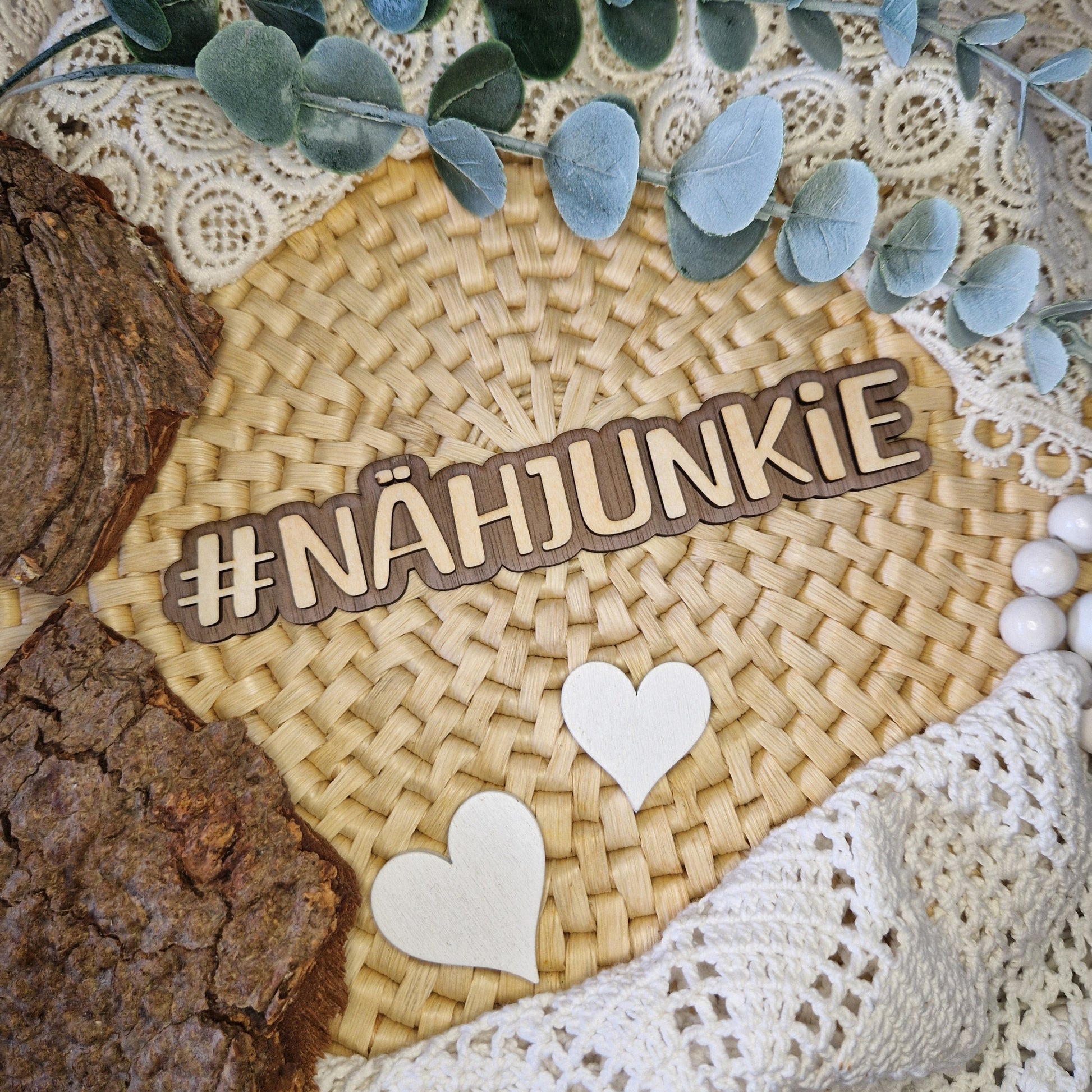 Für unendliche Kreativität – #NÄHJUNKIE
🧵 Der Hashtag #NÄHJUNKIE zeigt sofort, wofür dein Herz schlägt.
Mit 16 x 3 cm die perfekte Größe für Fotos & kreative Präsentationen.
