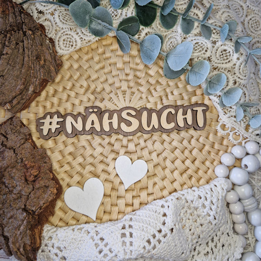Nähleidenschaft pur – #NÄHSUCHT
Der Holz-Hashtag #NÄHSUCHT bringt deine Liebe zum Nähen perfekt zum Ausdruck.
Mit 16 x 3 cm ideal für Flatlays, Social Media & deine Nähzimmer-Deko.