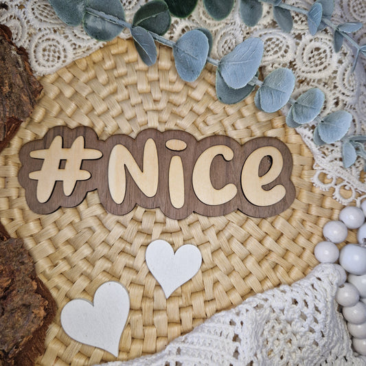 Cooles Statement in Holz – #NICE
😎 Der Holz-Hashtag #NICE ist das perfekte Accessoire für moderne Fotografie, Lifestyle-Deko und trendige Produktpräsentationen.
Mit 15 x 5 cm ist er präsent, aber dennoch vielseitig – ein echter Blickfang für Social Media, Etsy oder deine Wohnung.