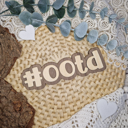  Outfit perfekt in Szene – #OOTD
👗 Mit dem Holzschriftzug #OOTD präsentierst du dein Outfit modern und stilvoll.
Perfekt für Modebilder, Blogs oder als Shooting-Requisite.