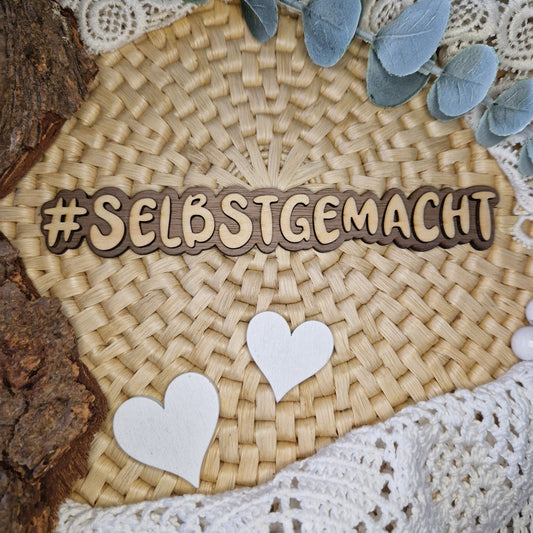  Handmade-Statement in Holz – #SELBSTGEMACHT
✨ Der Holz-Hashtag #SELBSTGEMACHT zeigt stolz deine Liebe zu DIY, Handmade & Kreativität.
Mit 16 x 2,5 cm passt er perfekt in Fotos.