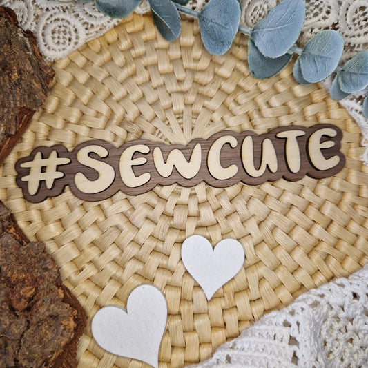 üße Nähmomente in Szene setzen – #SEWCUTE
✨ Ob als Fotorequisite, Tischdeko im Nähzimmer oder für deinen Shop – der Holz-Hashtag #SEWCUTE sorgt für den extra Handmade-Charme.
Mit 16 x 3 cm ideal für Produktbilder, Instagram-Posts oder als kleines Deko-Highlight in deiner Nähecke.
