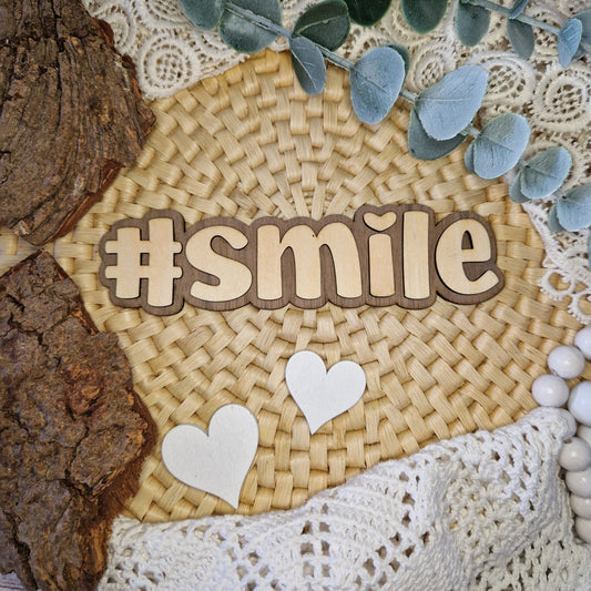 Gute-Laune-Deko – #SMILE
😄 Der Holz-Hashtag #SMILE bringt sofort Fröhlichkeit in jede Szene.
Mit 15 x 4 cm ideal für Flatlays, Social Media und dekorative Akzente in deinem Zuhause oder Shop.