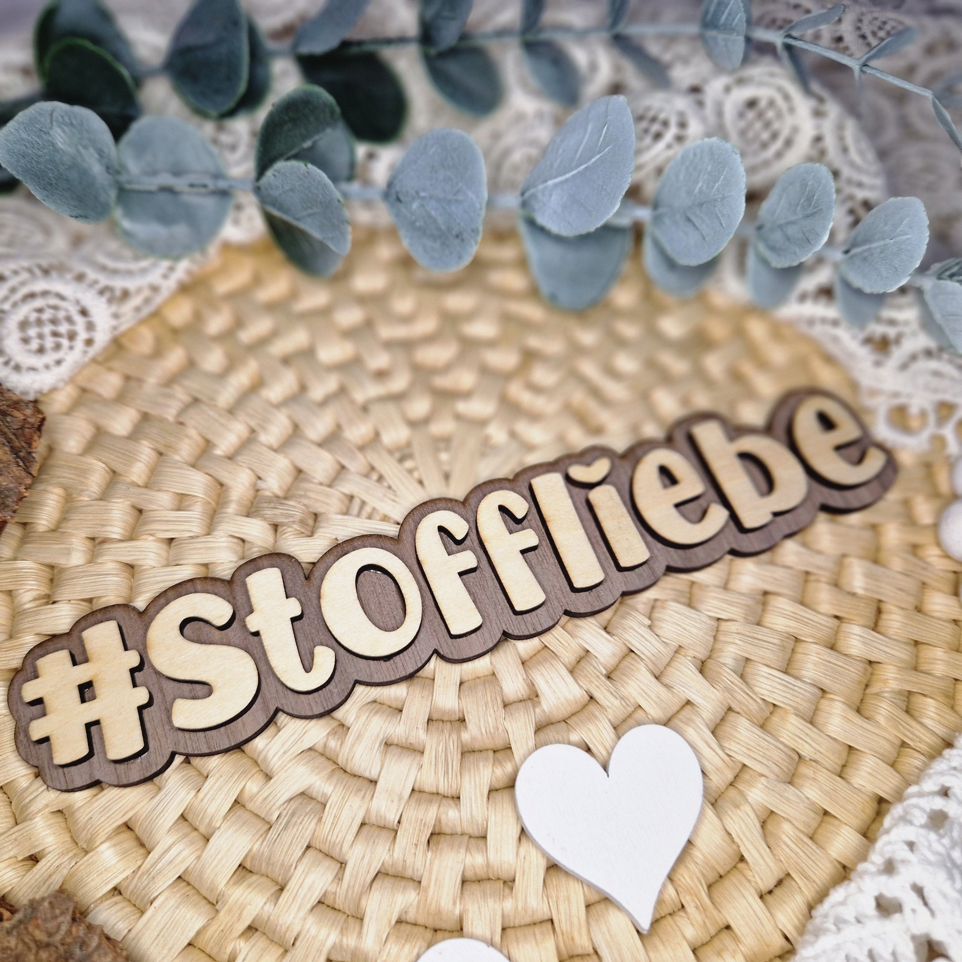  Für Stoffverliebte – #STOFFLIEBE
🧵 Der Hashtag #STOFFLIEBE verleiht deinen Bildern eine persönliche Note.
Mit 16 x 3 cm perfekt für kreative Flatlay-Präsentationen.