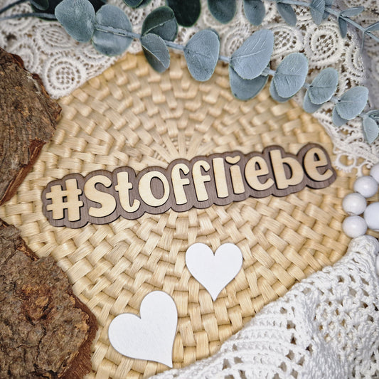 Deine Liebe zu Stoffen – #STOFFLIEBE
🌟 Der Holz-Hashtag #STOFFLIEBE bringt Stoffe und Nähprojekte perfekt zur Geltung.
Mit 16 x 3 cm ideal für Flatlays, Social Media & Produktfotos.