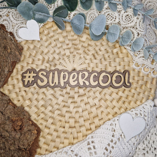 Dein Style-Statement – #SUPERCOOL
🌟 Der Holz-Hashtag #SUPERCOOL macht sofort klar, dass dein Projekt was ganz Besonderes ist.
Mit 16 x 3 cm ideal für Flatlays, Social Media & Deko.