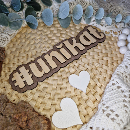 Kreatives Statement – #UNIKAT 
Mit dem Holzschriftzug #UNIKAT präsentierst du deine Werke stilvoll.
Perfekt für Produktbilder, Handmade-Märkte oder als Tischdeko.