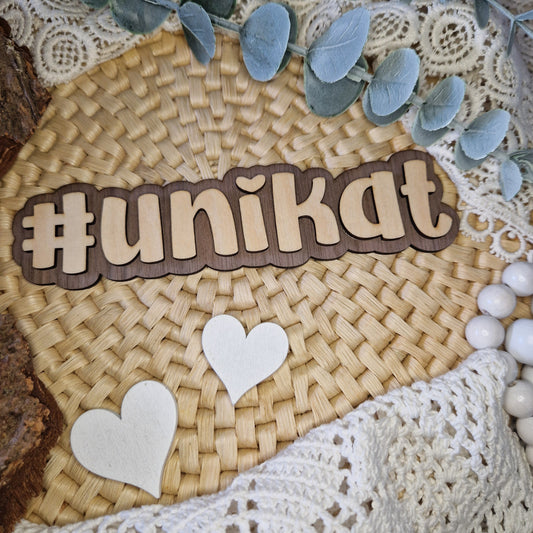 Einzelstück in Szene setzen – #UNIKAT
🌟 Der Holz-Hashtag #UNIKAT zeigt auf einen Blick, dass dein Werk einzigartig ist.
Mit 16 x 4 cm ideal für Flatlays, Social Media & Deko.