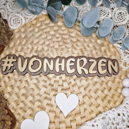  Liebevoll & persönlich – #VONHERZEN
🎁 Der Hashtag #VONHERZEN bringt Gefühl in deine Bilder und Produktpräsentationen.
Mit 16 x 3 cm perfekt für emotionale Flatlays.