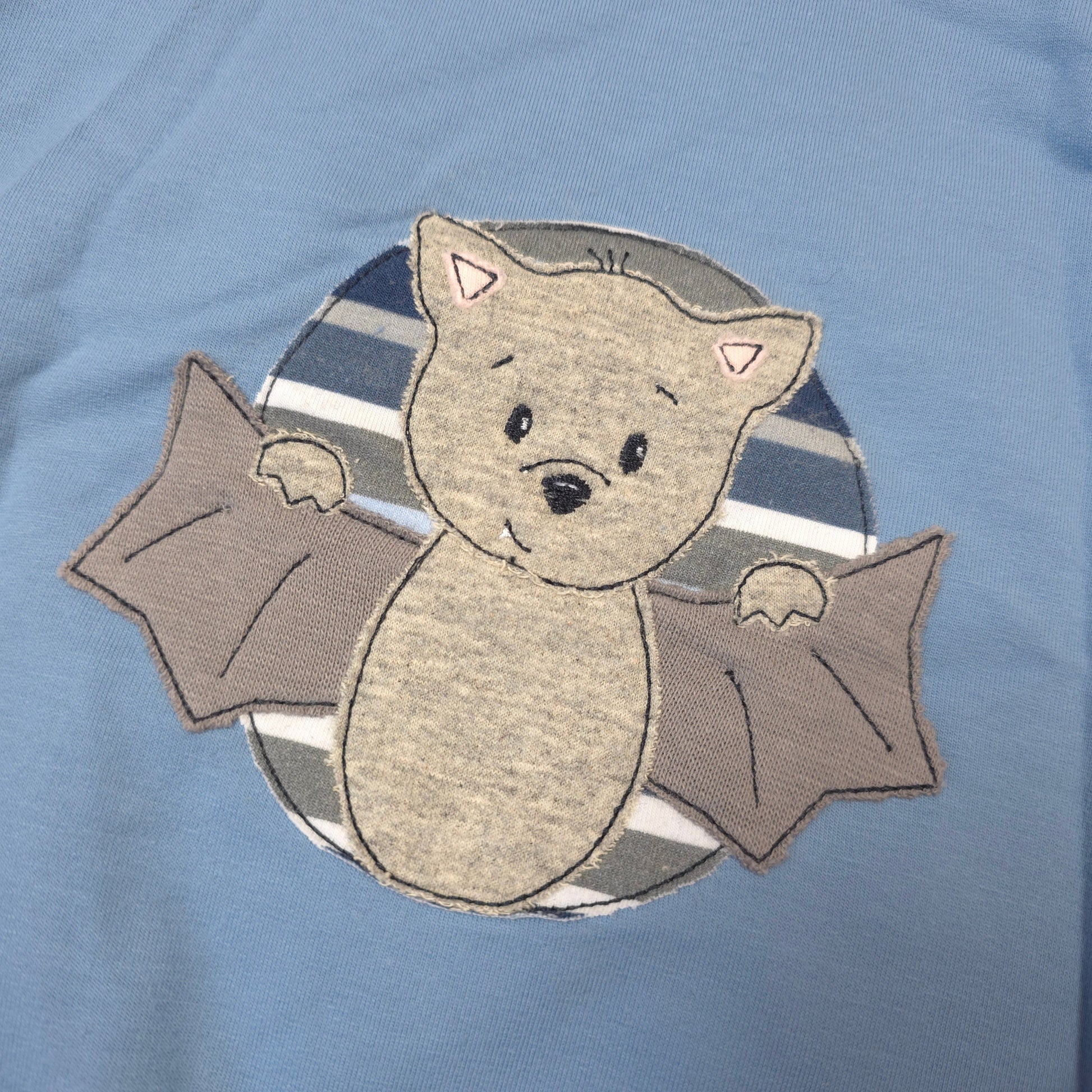 Detail Stickerei Fledermaus Kinder Hoodie 104 handgemacht
