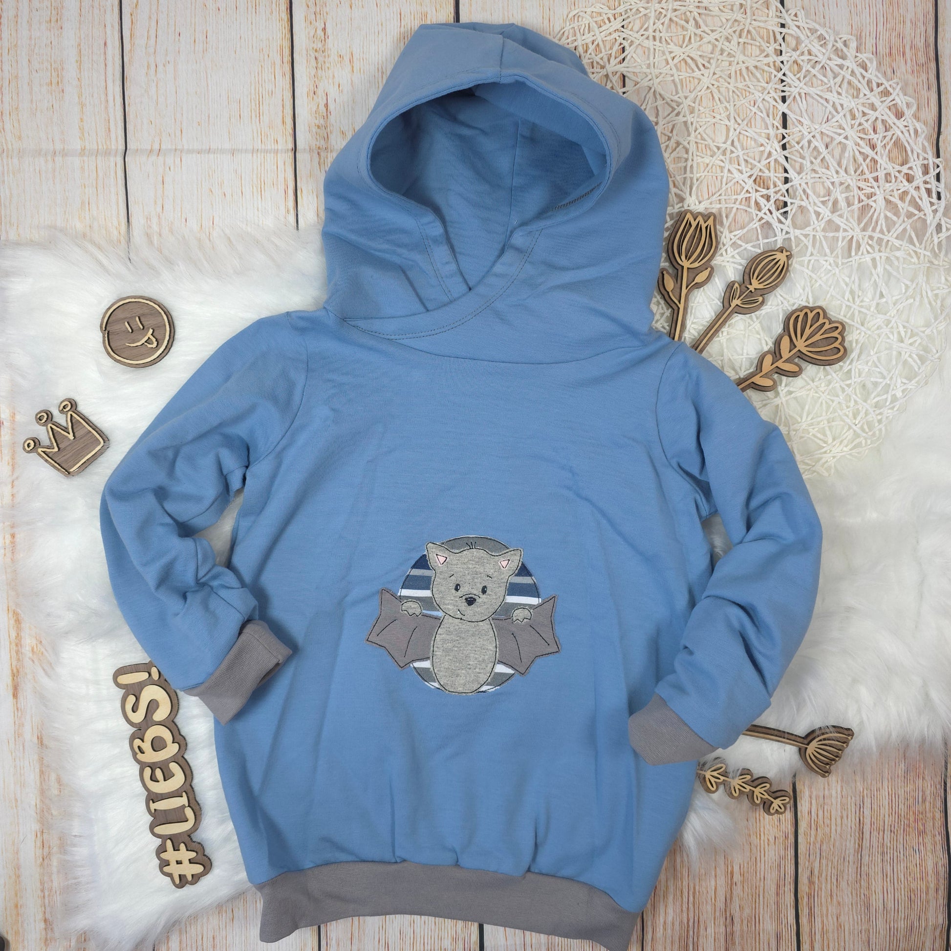 Kinder Hoodie Größe 104 blau mit Stickerei Fledermaus handgemacht