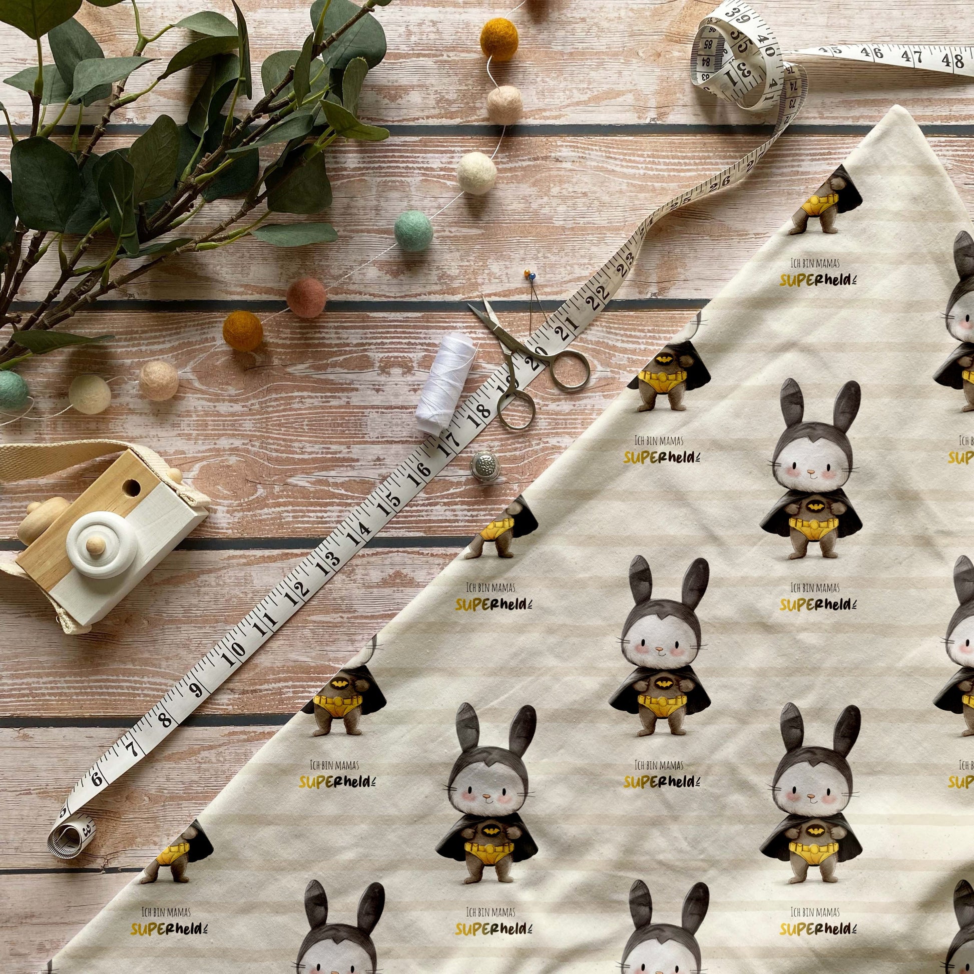 Stoffdesign mit mutigem Superhelden-Hasen – Perfekt für einzigartige Baby- & Kindermode