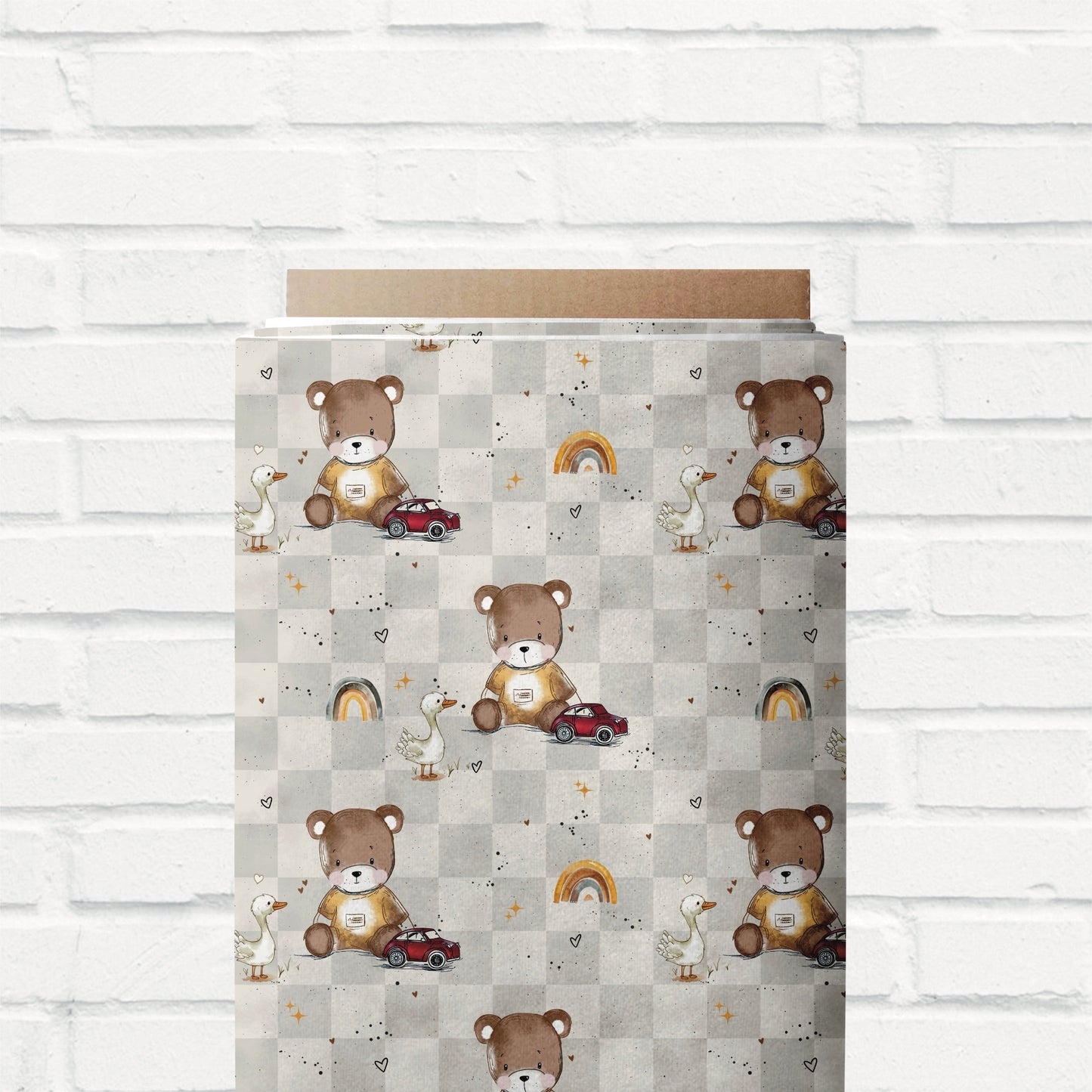 Liebevoll gestalteter Stoff mit Bär und kleinem Auto auf weichem, hautfreundlichem Material – perfekt für selbstgenähte Kinderoutfits. 