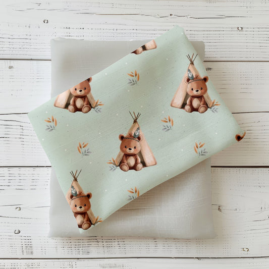 Hochwertiger Kinderstoff "Bär im Tipi" auf mintfarbenem Hintergrund aus Jersey.