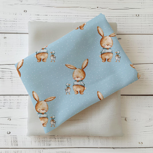 Hochwertiger Kinderstoff "Hase & Ente" mit sanftem Blau aus Jersey.