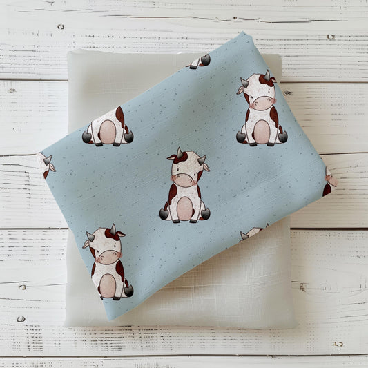 Hochwertiger Kinderstoff "Kleine Kuh" – weicher Jersey mit Kuh-Motiv auf Blau.