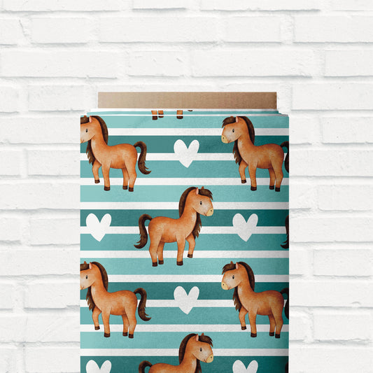 Meterware „Ponyliebe“ mit verspieltem Pferde-Design auf hochwertigem Jersey oder French Terry. 