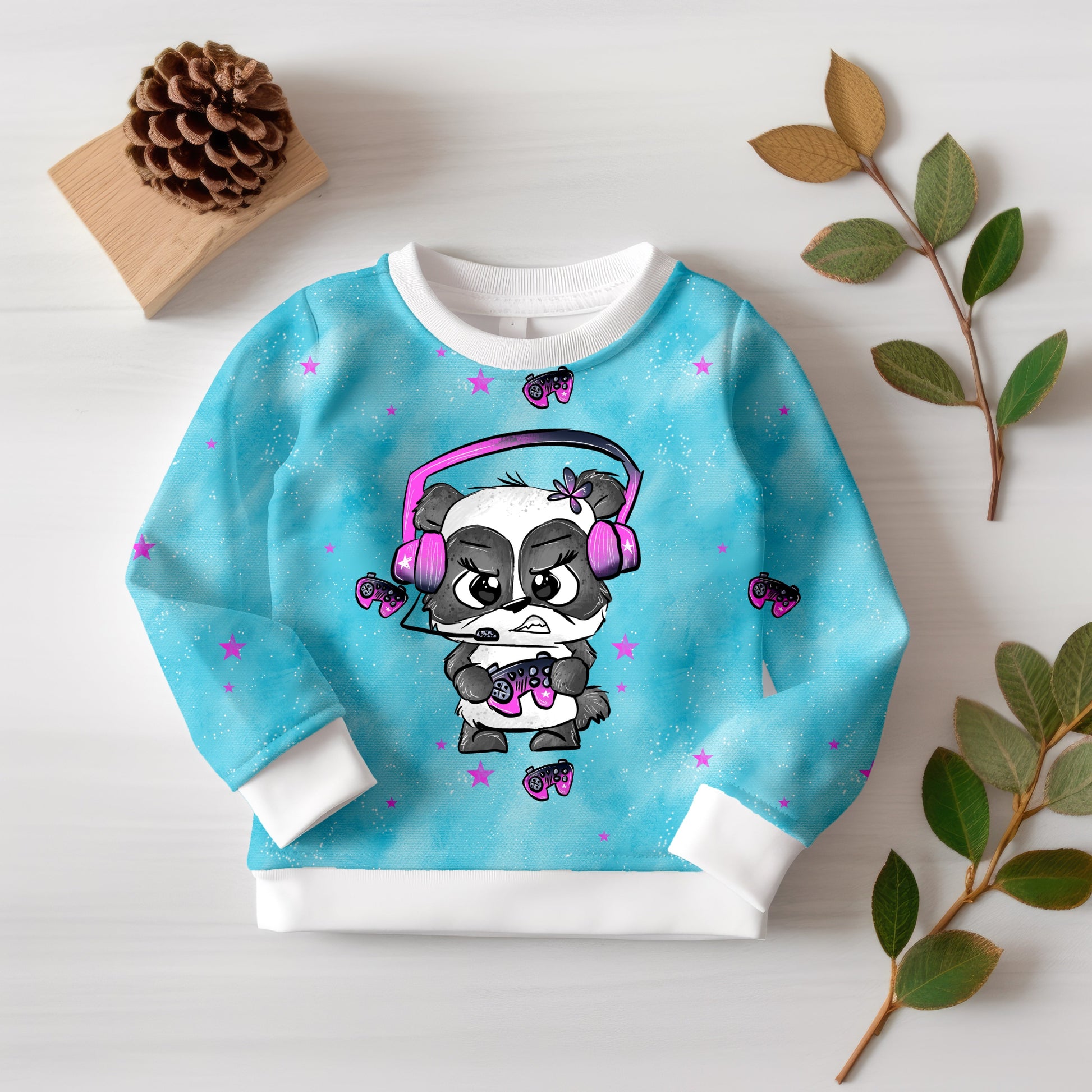 Verspieltes Zockerpanda-Stoffset mit Gaming-Motiven auf hochwertigem Jersey oder French Terry.