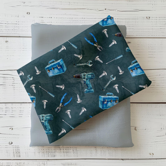Kinderstoff "Kleine Handwerker" mit Werkzeug-Motiv auf dunkelgrünem Hintergrund – ideal für DIY-Nähprojekte wie Shirts, Hoodies und Hosen aus Jersey oder French Terry. 