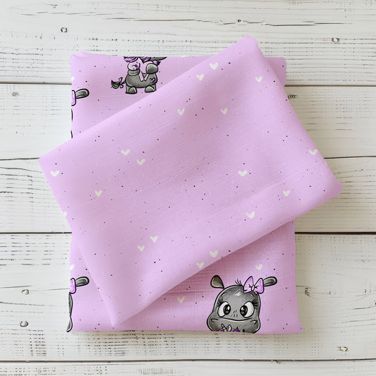 Rosa Kombistoff „Kleines Nilpferd“ mit Herzen und Sprenkeln – ideal für Baby- & Kinderkleidung.