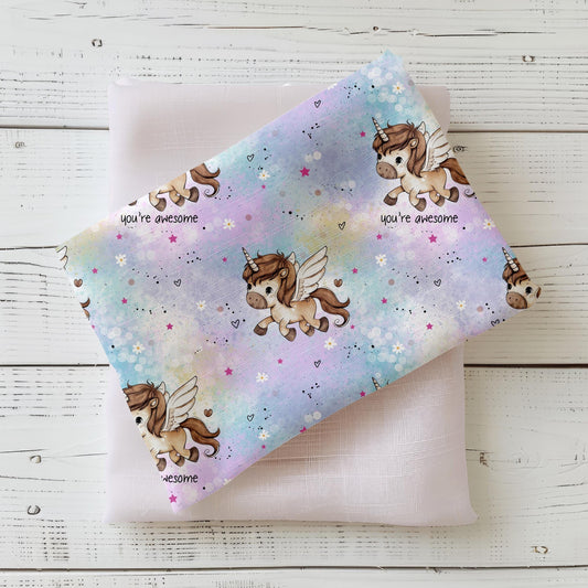 Kinderstoff Meterware mit fliegenden Ponys auf pastellfarbenem Hintergrund – ideal für Jersey & French Terry.