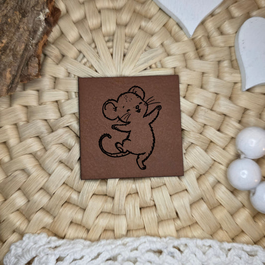 Kunstlederlabel Erdbeermäuse mit tanzender Maus – niedliches Label für Kinderkleidung und Handmade Projekte