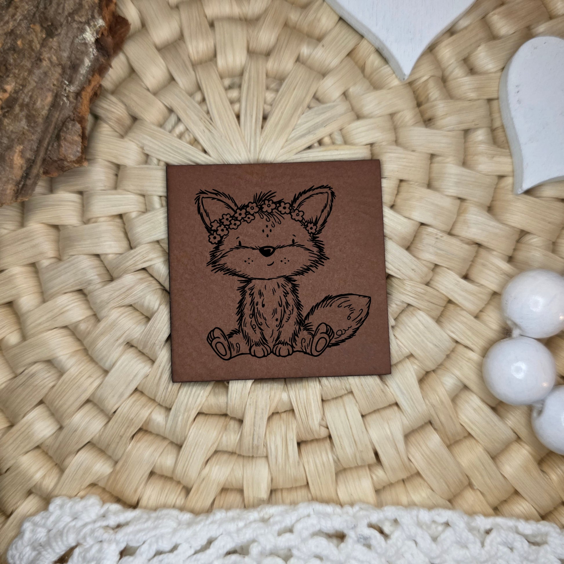 Kunstlederlabel Fuchstag Blumen mit niedlichem Fuchs und Blumenkranz, schwarze Gravur auf braunem Kunstleder, 4x4 cm, Design von Katzengold-Designs