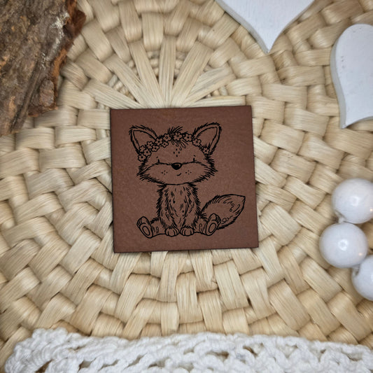 Kunstlederlabel Fuchstag Blumen mit niedlichem Fuchs und Blumenkranz, schwarze Gravur auf braunem Kunstleder, 4x4 cm, Design von Katzengold-Designs