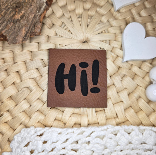 Kunstlederlabel „Hi!“ – frech, modern & perfekt für Handmade-Projekte mit Charme. Jetzt entdecken & Lieblingsstücke verzieren bei Stich & Schere!