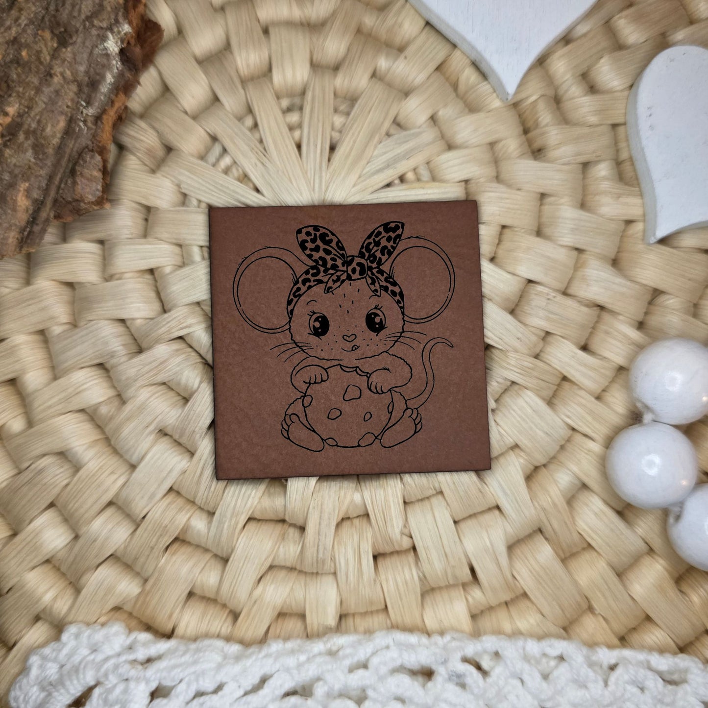 Quadratisches Kunstlederlabel mit graviertem süßem Mäuschen mit Schleife und Käse, Motivdesign von Katzengold-Designs, gefertigt von Stich & Schere