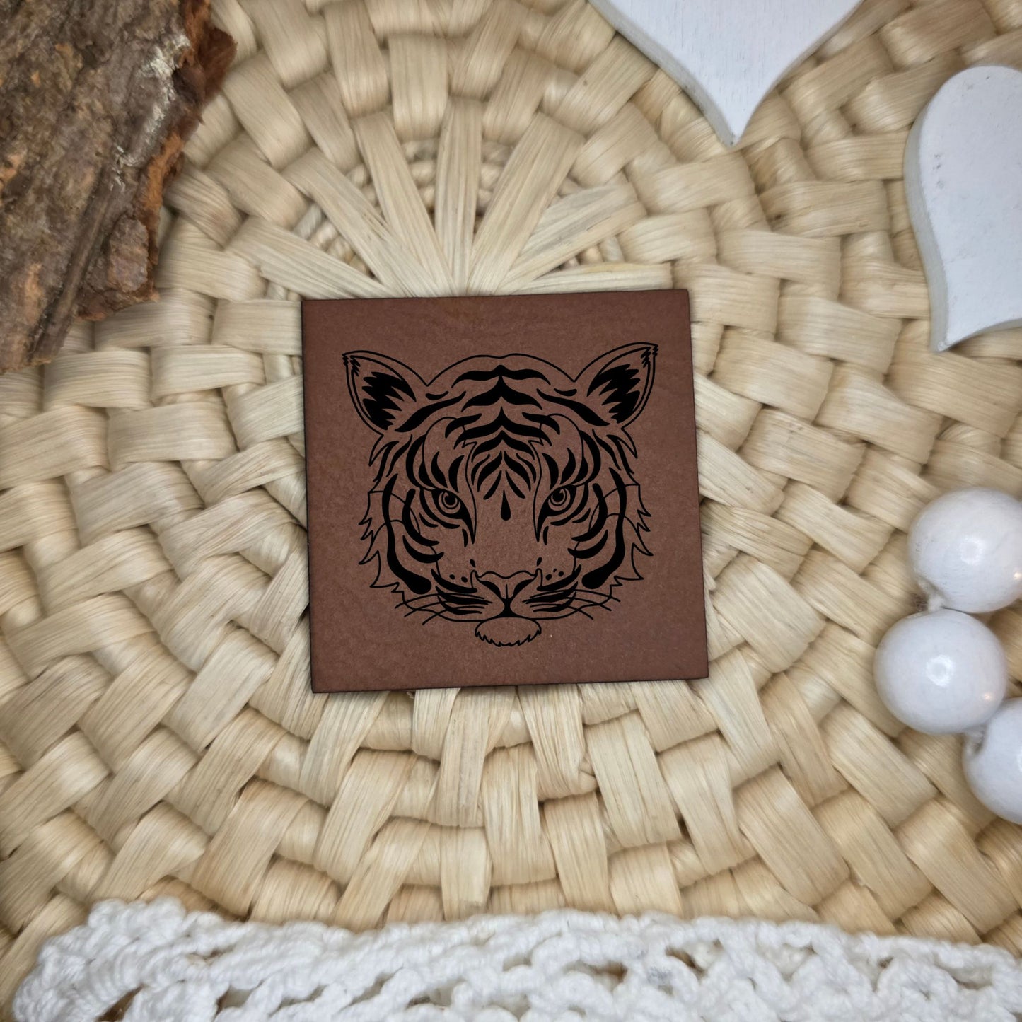 Quadratisches Kunstlederlabel mit graviertem Tigerkopf im Wildlife-Stil, Motivdesign von Katzengold-Designs, gefertigt von Stich & Schere