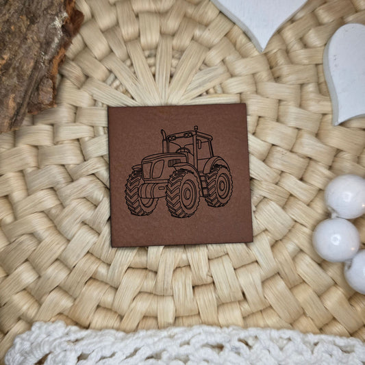 Quadratisches Kunstlederlabel mit graviertem Trecker mit großen Reifen, Motivdesign von Katzengold-Designs, gefertigt von Stich & Schere