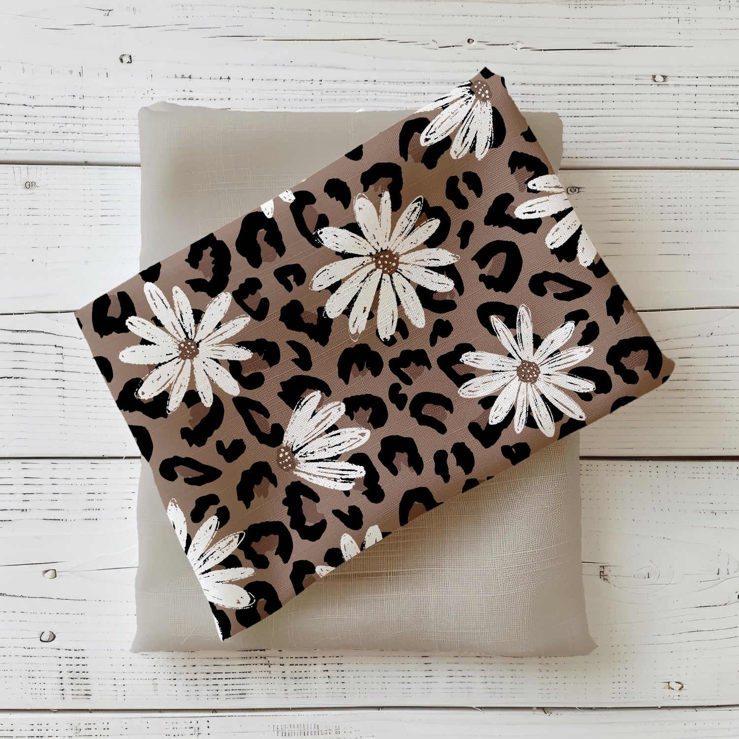 Leo Daisy Stoff – Animalprint mit Blumenmuster auf Jersey oder French Terry für Baby- & Kinderkleidung.