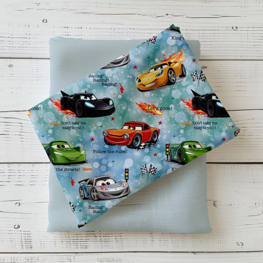 Let's Go!! Kinderstoff mit schnellen Autos & Flaggen – Perfekt für kleine Rennfahrer.