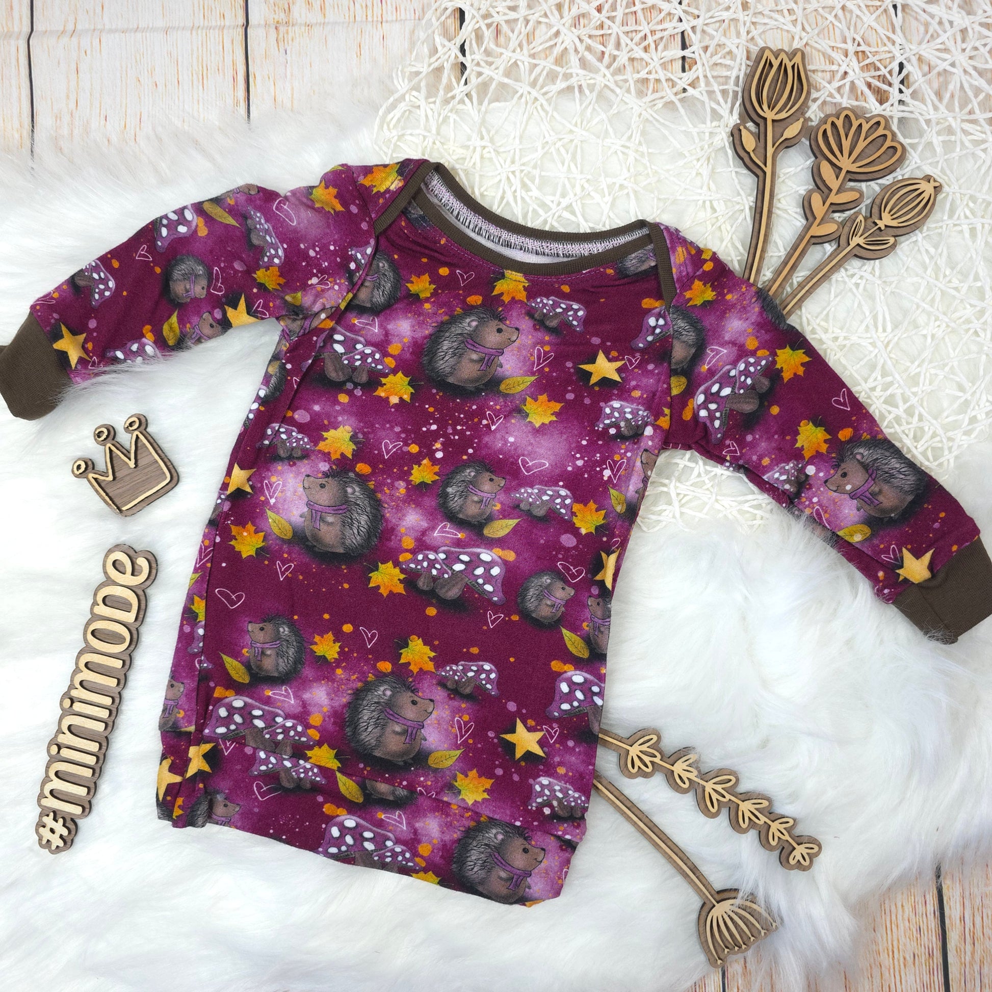 Handgemachtes Baby Longshirt Größe 56 mit Igel und Herbstmotiv aus Bambus Jersey