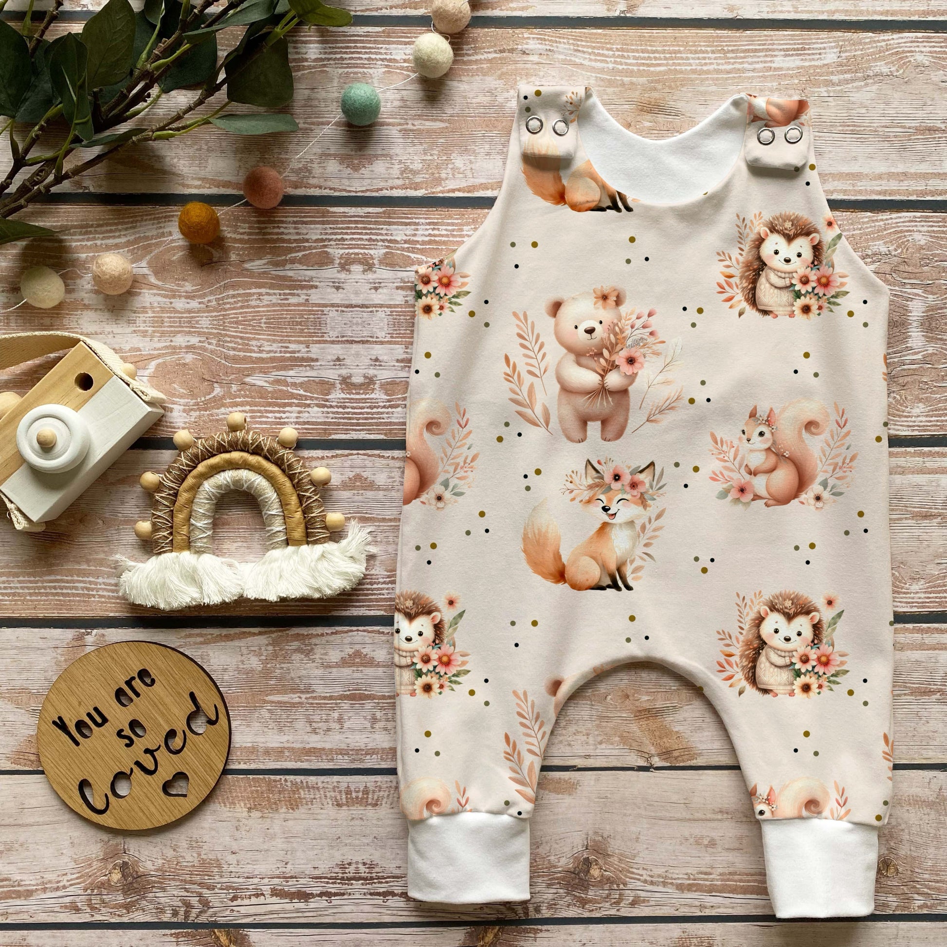 Meterware „Boho Waldtiere“ mit detailreichen Illustrationen und floralen Elementen für liebevolle Handmade-Kleidung. 