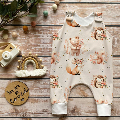 Meterware „Boho Waldtiere“ mit detailreichen Illustrationen und floralen Elementen für liebevolle Handmade-Kleidung. 