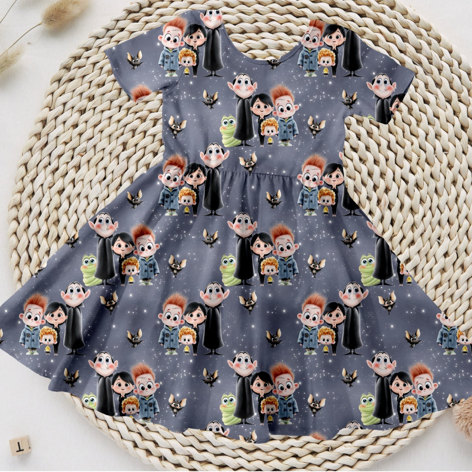 Drehkleid aus Jersey „Monsterbande mit Herz“ mit Sternen & Comicfiguren.