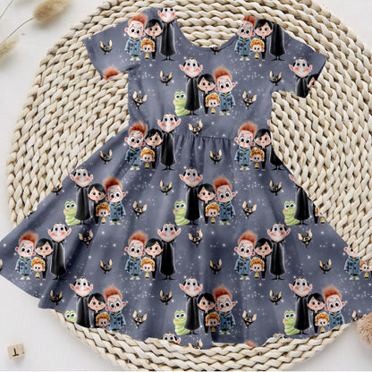 Drehkleid aus Jersey „Monsterbande mit Herz“ mit Sternen & Comicfiguren.