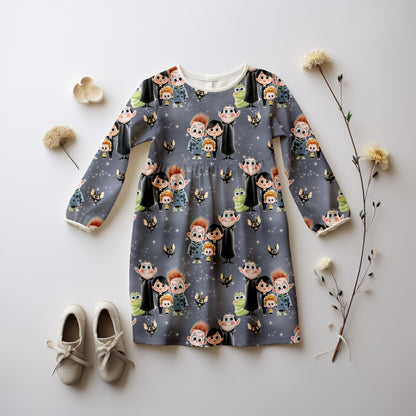 Langarmkleid für Kinder mit süßen Monstern in Nachtszene.