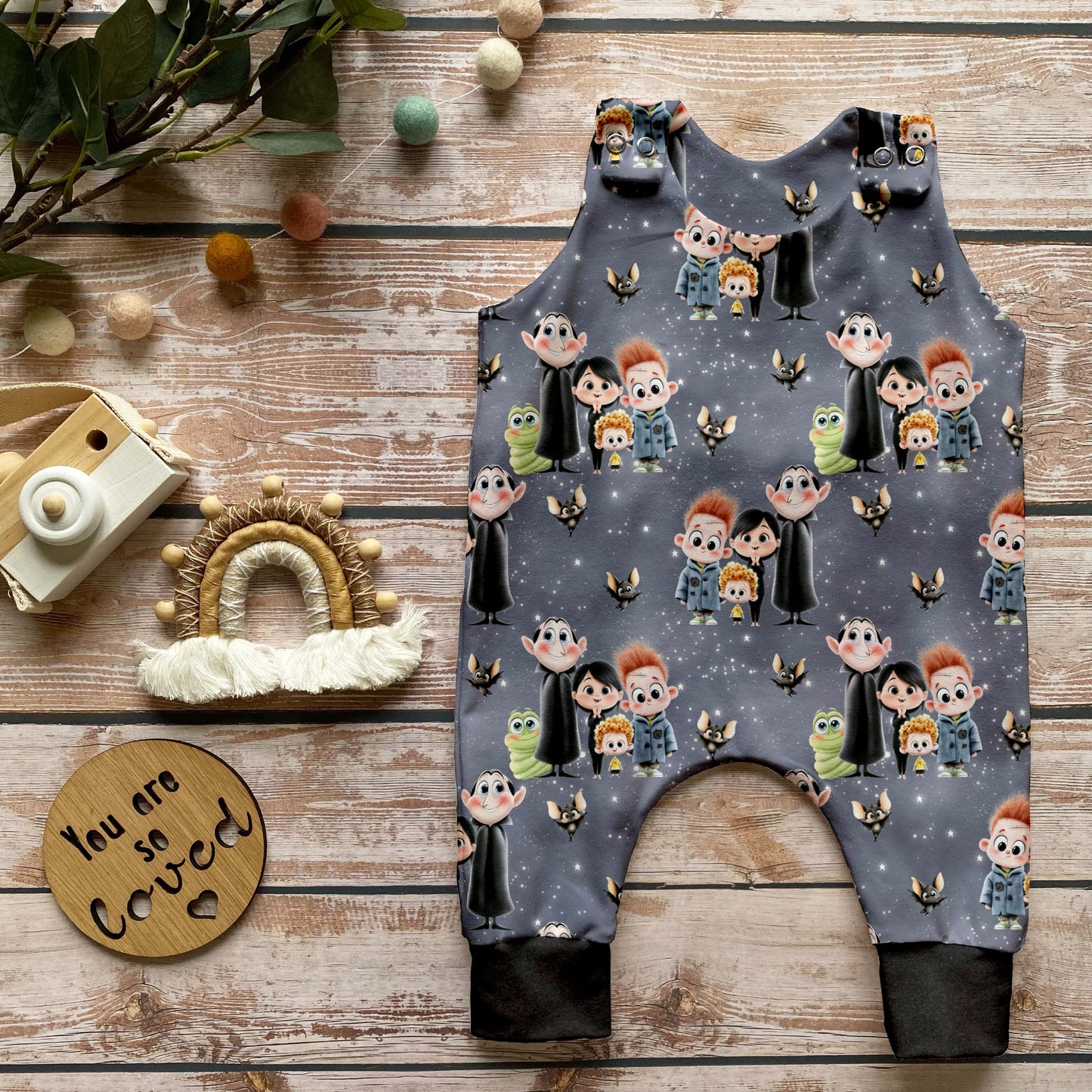 Strampler aus Stoff „Monsterbande mit Herz“ – ideal für Babys.