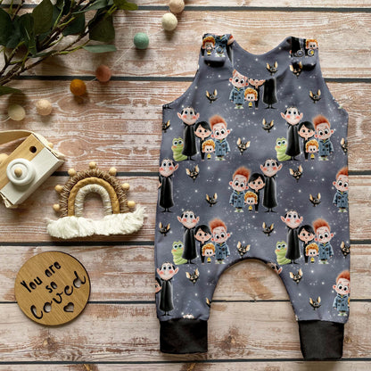 Strampler aus Stoff „Monsterbande mit Herz“ – ideal für Babys.